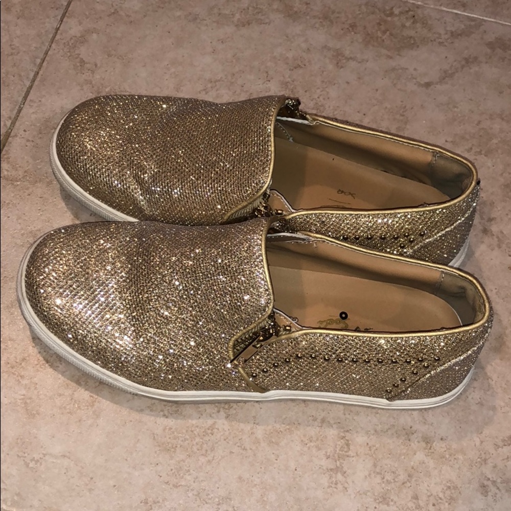 Women’s glitter gold sneakers ✨